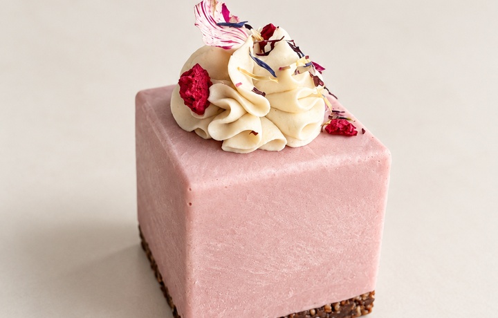 Strawberry raw vegan mini cheesecake cube